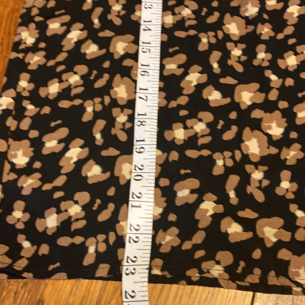 M THML BLACK TAN CREAM LEOPARD PRINT COLD SHOULDER LONG SLEEVED LIKE NEW BLOUSE - Picture 10 of 10